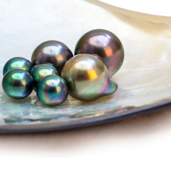 Dark green tahiti pearls 02
